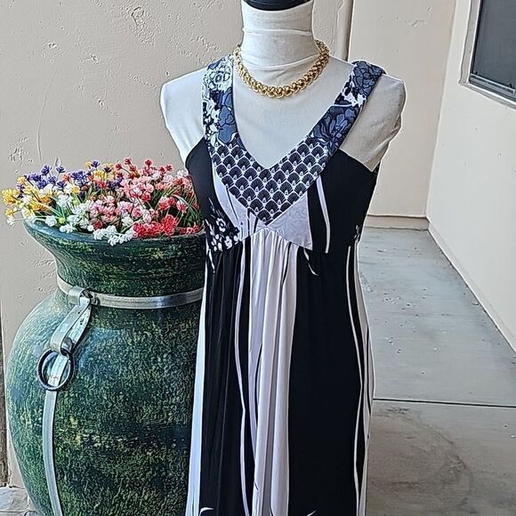 Black and white vertical neck lace back maxi dress size large - Picture 2 of 9